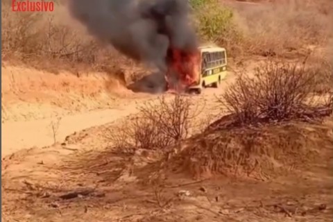 Ônibus escolar é destruído por incêndio na zona rural de São João do Piauí